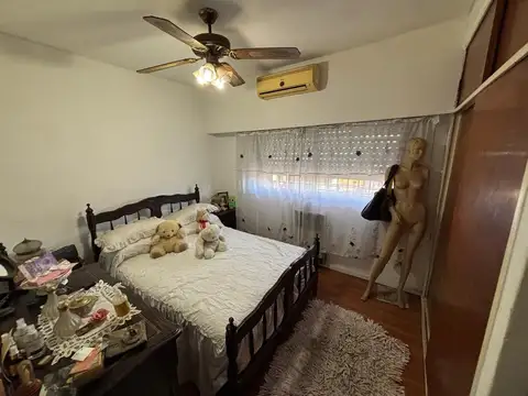 Casa con galpón en lote propio – Ideal uso mixto – Parque Patricios