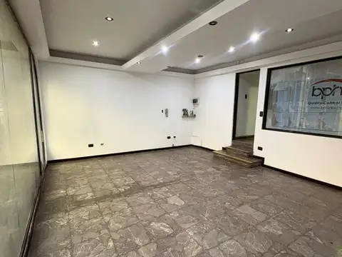 VENTA. OFICINA CON SOTANO Y PATIO.  AV. JUAN B. JUSTO 3800. PATERNAL