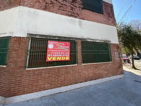 Casa 6 ambientes flores sobre la calle Moron 