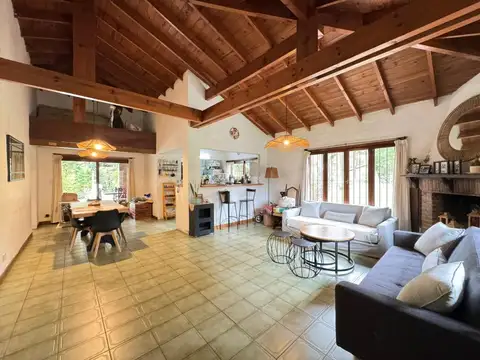 Casa 4 ambientes con 2 baños