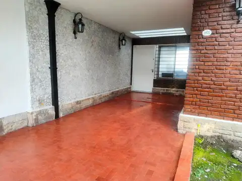 Casa en Alquiler en Castelar, $ 2.500.000