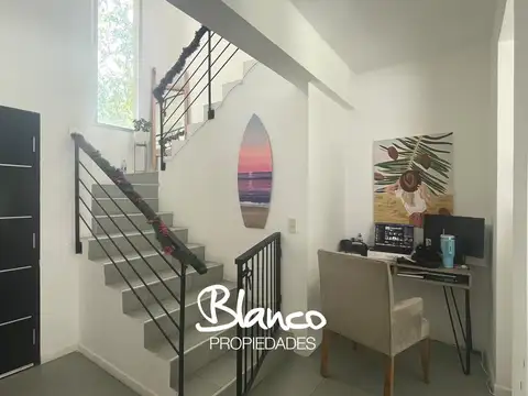 Casa en Alquiler con 2 cocheras