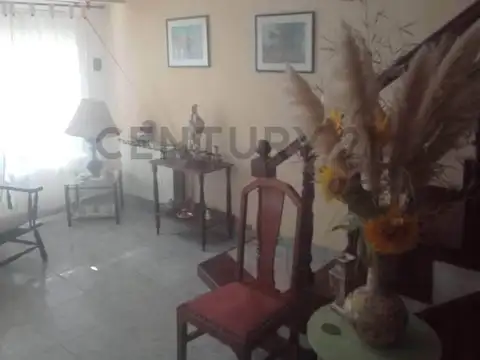 Casa 10 ambientes con 3 baños