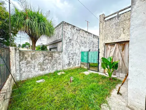 CASA LOTE PROPIO A RECICLAR 3 AMBIENTES CON JARDIN Y TERRAZA