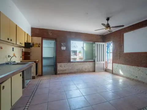 SE VENDE Casa 2 dorm. + patio y cochera