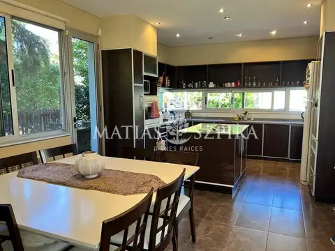 Casa en Venta con 2 cocheras