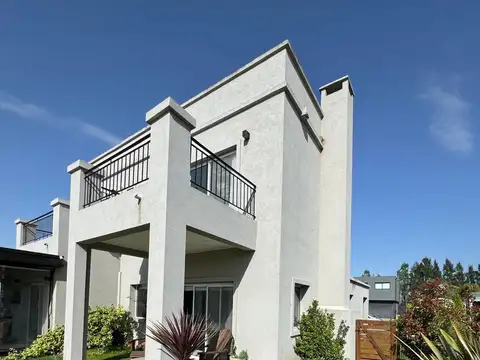 Casa 6 ambientes con 4 baños