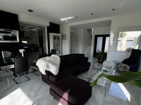 VENTA CASA 5 AMBIENTES BARRIO SAN ELISEO CON PILETA A LA LAGUNA