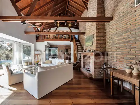 Casa 10 ambientes con 5 baños