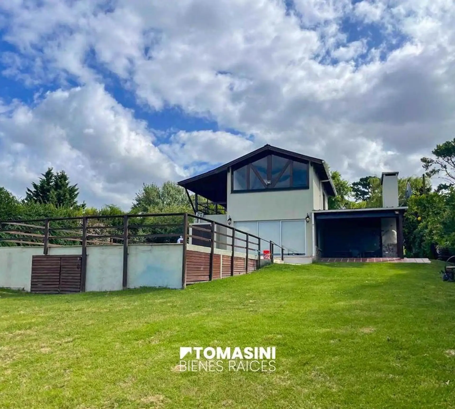 CHALET DE 3 AMBIENTES, GRAN PARQUE Y PISCINA