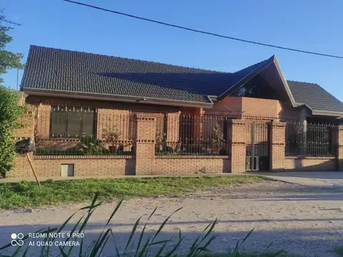 Distinguida propiedad sobre amplio lote