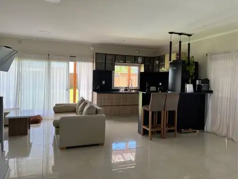 Casa en venta 5 ambientes con pileta y quincho en La rioja al 4600 -Pilar