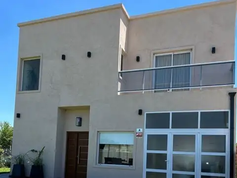 Casa 5 ambientes con 3 baños