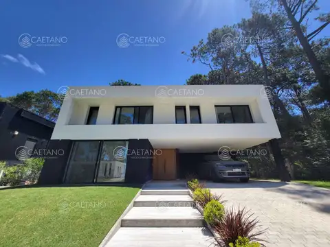 Venta casa 4 dormitorios. Playa Brava, Punta del Este 