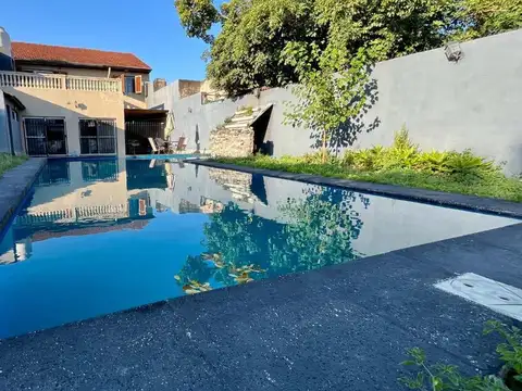 CASA 5 AMBIENTES EN VENTA TEMPERLEY CON JARDIN