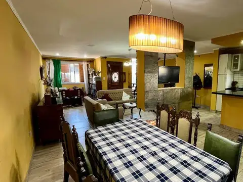 CASA 5 AMBIENTES EN VENTA TEMPERLEY CON JARDIN