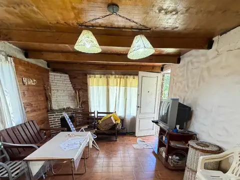 Casa de 2 dormitorios + altillo a 100 metros de Av. 10