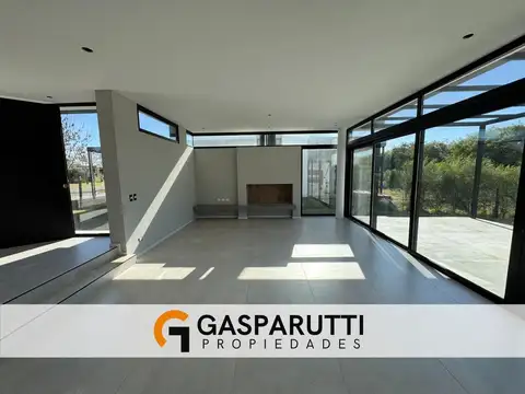 Casa 5 ambientes con 4 baños