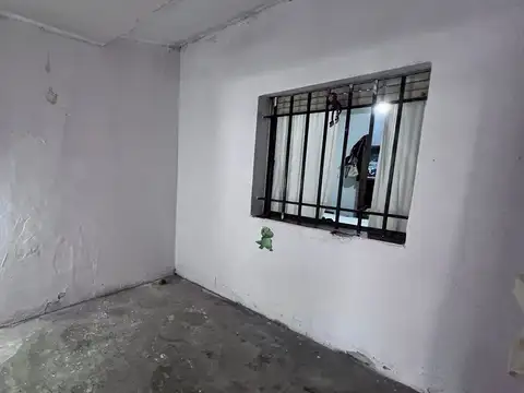 Se vende casa a refaccionar + depto  en B Urquiza!