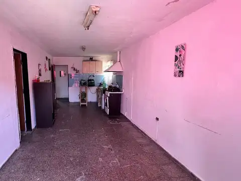 Se vende casa a refaccionar + depto  en B Urquiza!