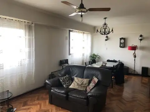 Semipiso de 4 ambientes, muy buena ubicación  
