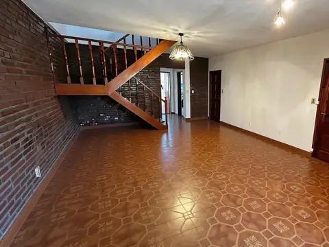 Casa 6 Ambientes en Venta en Morón Norte con Quincho, Patio y Cochera
