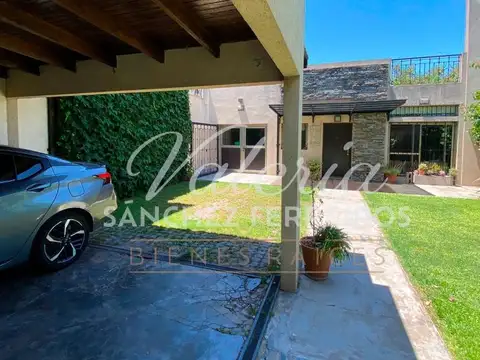 Casa en Venta con 2 cocheras