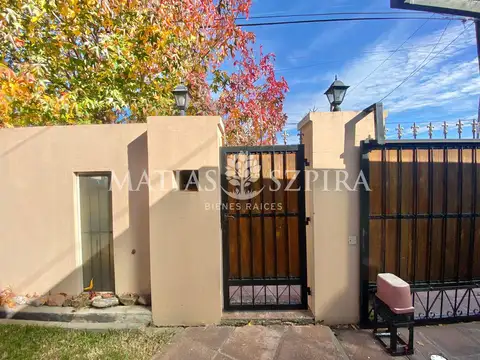 Casa en Alquiler con 2 cocheras