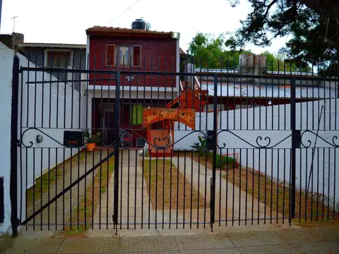 Casa en venta - 4 Dormitorios 2 Baños - San Bernardo del Tuyú