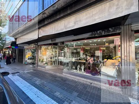 ALQUILER – Local comercial con gran vidriera y depósito en Centro