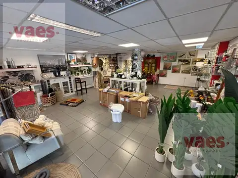 ALQUILER – Local comercial con gran vidriera y depósito en Centro