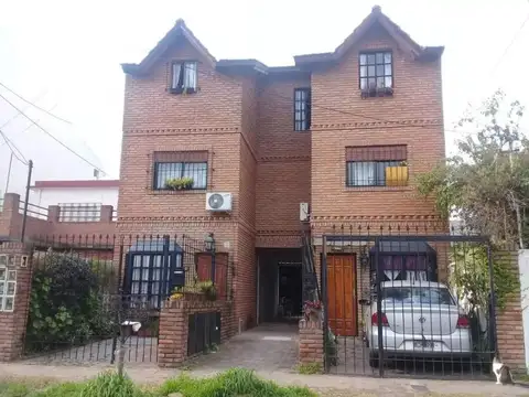 TRIPLEX DE 4 AMB AL FRENTE CON COCHERA