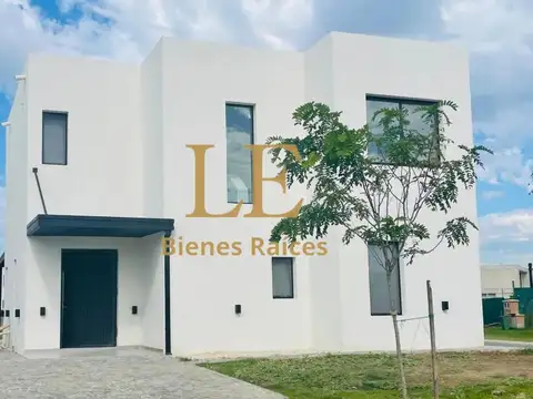 Casa 5 ambientes con 4 baños