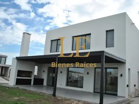 Casa en Venta con 4 cocheras