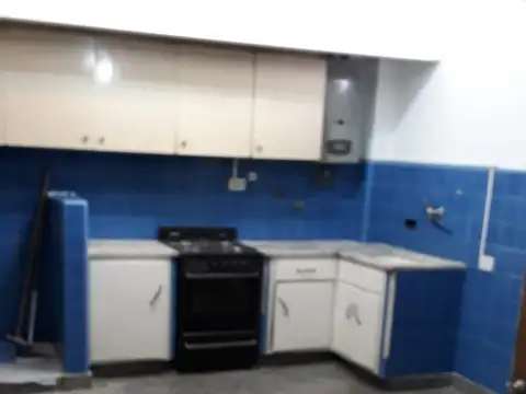 belgrano 2  1/2  ambientes frente balcon corrido, cocina y baño completos a mts de av cabildo .