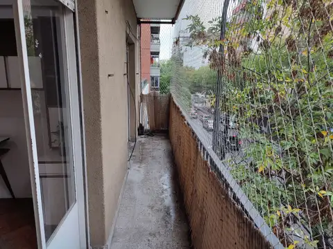 belgrano 2  1/2  ambientes frente balcon corrido, cocina y baño completos a mts de av cabildo .