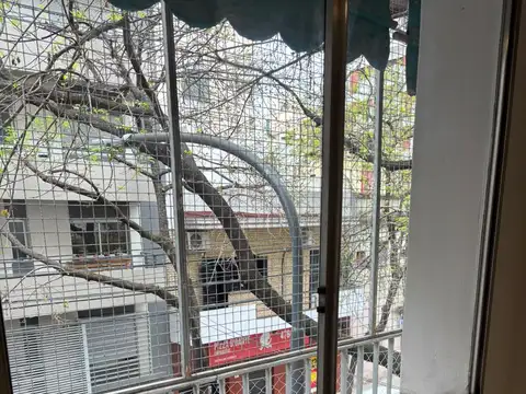 Muy luminoso 3 amb al frente con balcon, listo para mudarse, con 2 amplios dormitorios c/u con placard, ambos al balcon, cocina con alacenas y con espacio para lavarropa, este departamento ubicado cerca de zona comercial y subte.