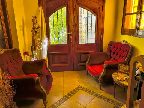 Casa 8 ambientes con 2 baños