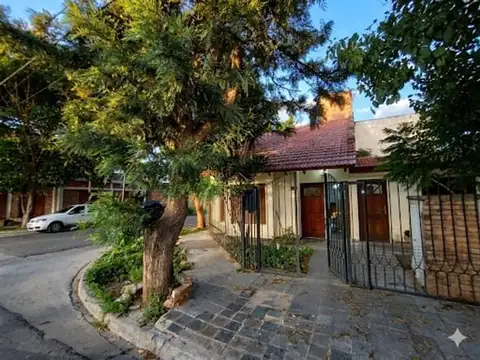 SE VENDE CASA B°PARQUE AMÉRICA FACILIDADES-PERMUTA