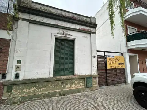 CASA A REFACCIONAR 3 AMBIENTES, PATIO COCHERA, VILLA LURO!