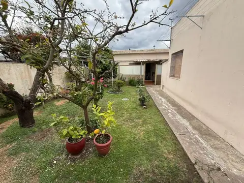 Venta Casa 4 ambientes con depto 3 ambientes en Morón. Financiacion