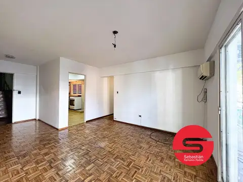 Departamento en alquiler, dos dormitorios, balcón, pequeño patio, cochera.