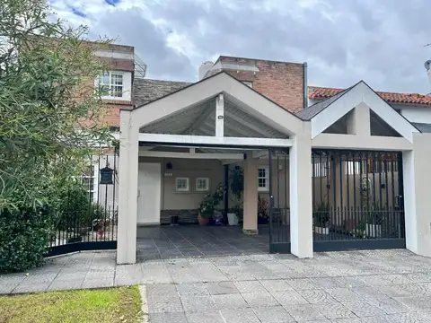 Moderna casa reciclada en Parque Ayerza, Castelar Norte