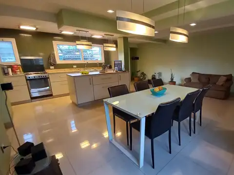 VENTA - CHALET DE 4 AMBIENTES EN DOS PLANTAS - ITUZAINGO