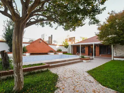Casa 5 dormitorios, jardín, pileta - Bv. Rondeau 1200 - Alberdi, Rosario | Venta