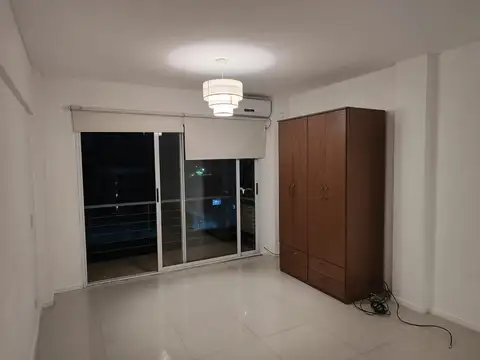 HERMOSO MONOAMBIENTE MUY LUMINOSO CON PARRILA