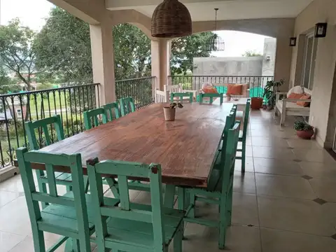 Casa en Venta con 2 cocheras