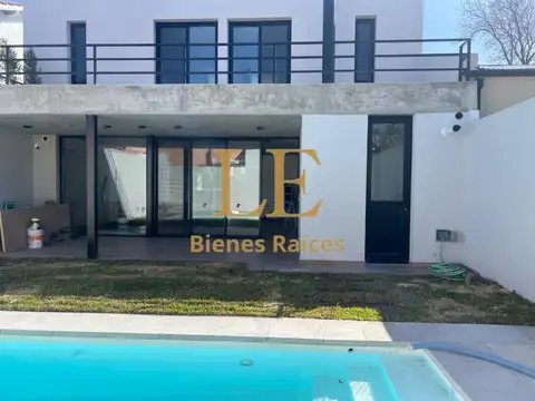 Casa 4 ambientes con 4 baños