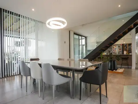 Casa en Venta con 3 cocheras