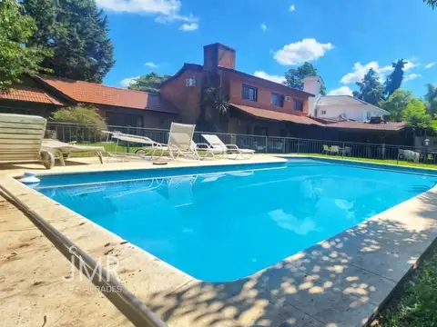 Casa en Los Lagartos con gran parque y pileta — excelente ubicación - Apto Crédito